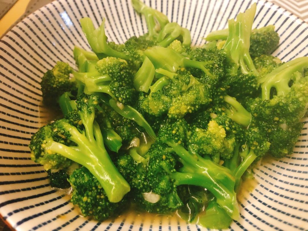 好吃到爆的耗油蒜蓉西兰花(从不修图，喜欢请关注)