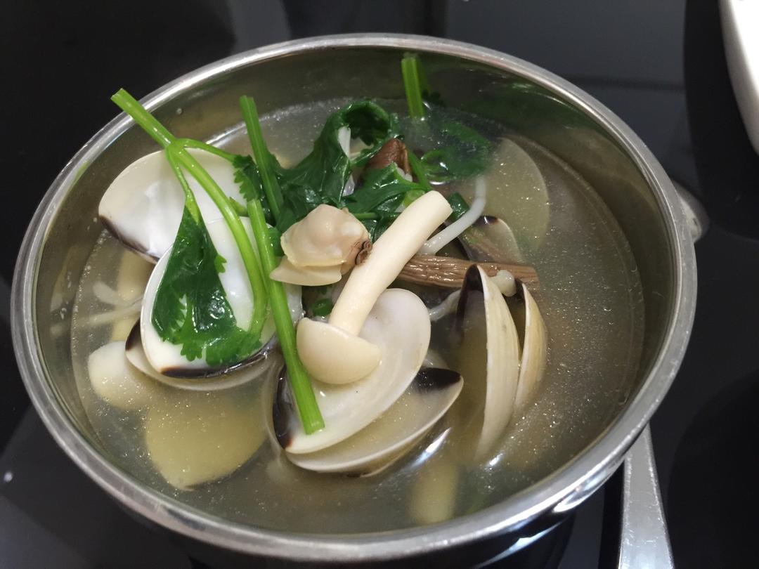 蛤蜊菌菇汤