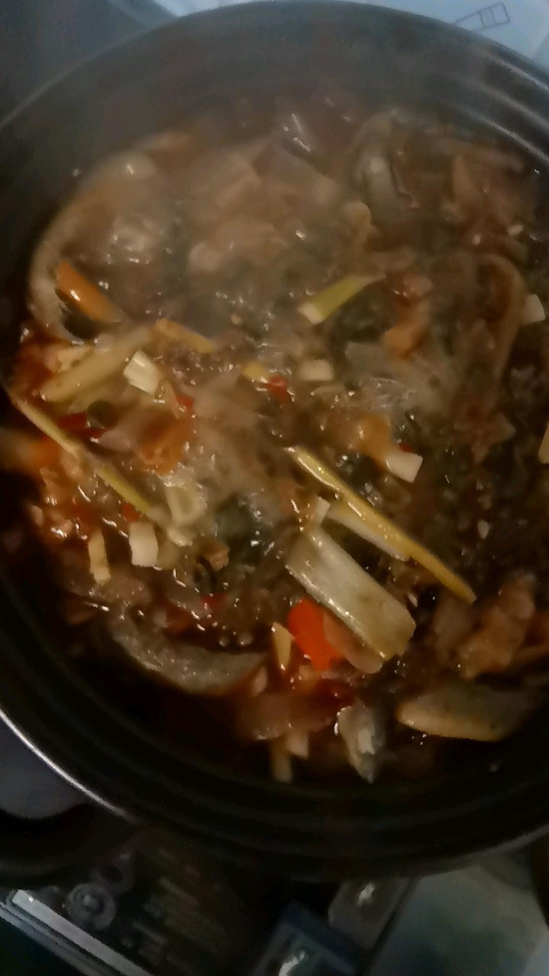 腊肉炖酸菜泥鳅