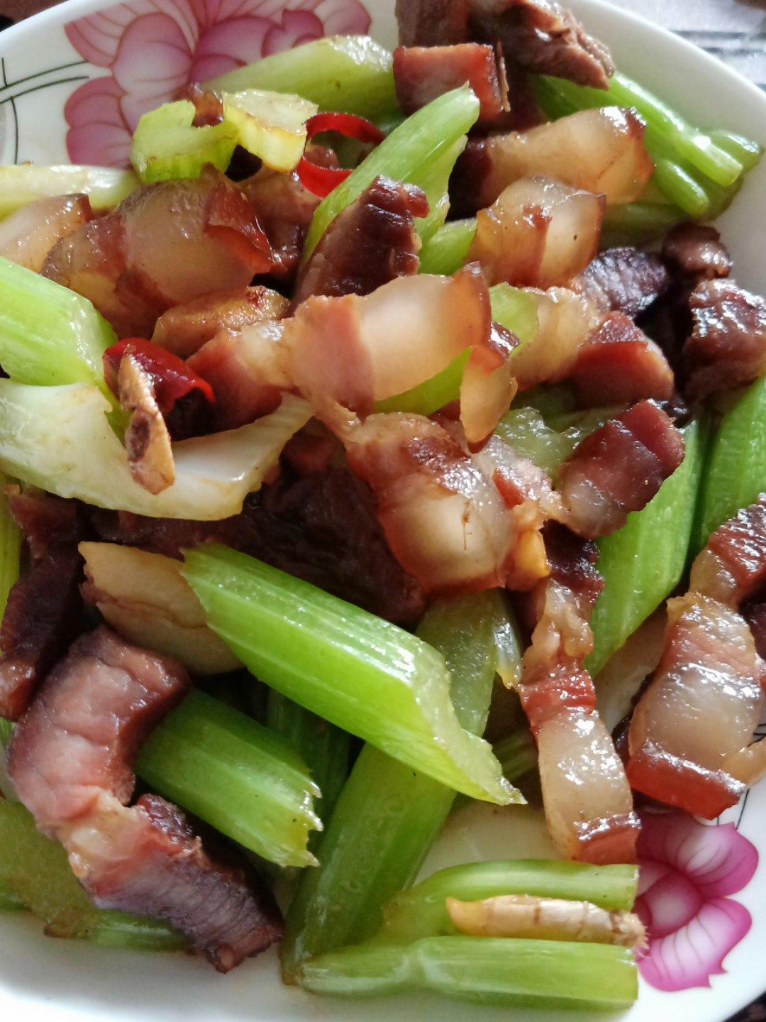 苏苏-001做的西芹炒腊肉