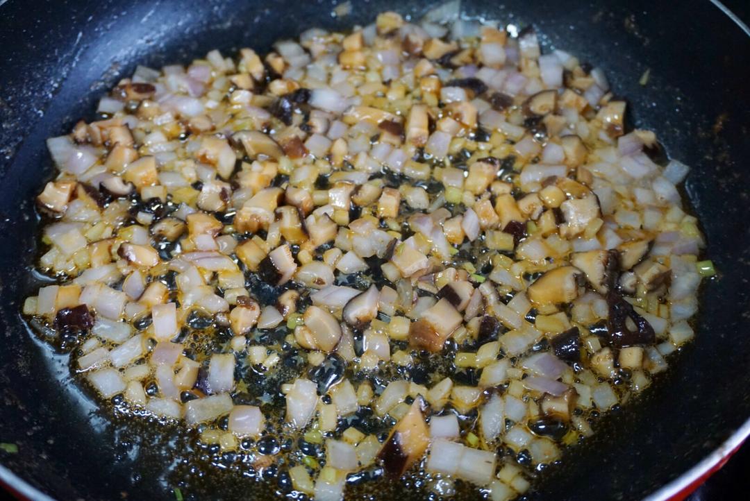 去餐厅必点的粤式虾皇粉丝煲的做法 步骤5