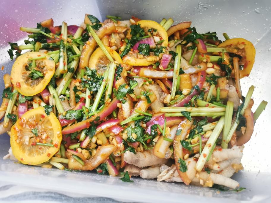 美味简单的柠檬鸡脚