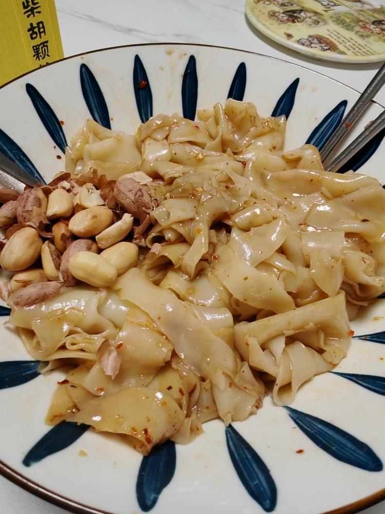 吃剩下的饺子皮用来做油泼面！好吃到流泪