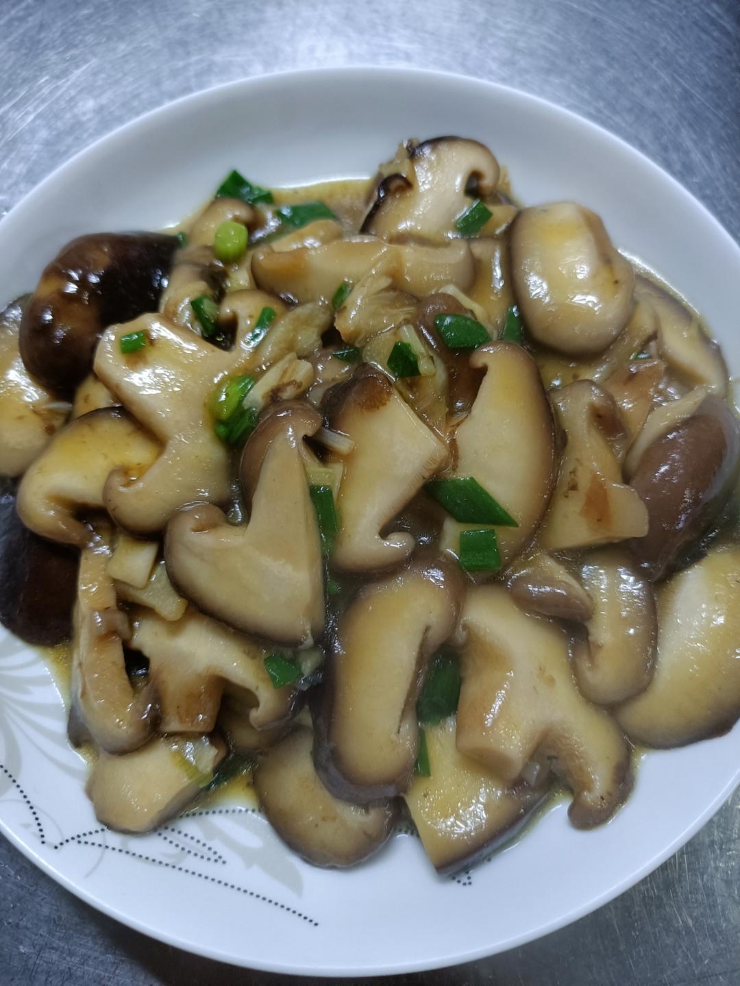 分享一个香菇好吃的做法，不用烧鸡不用炖汤，简单炒一炒，真香