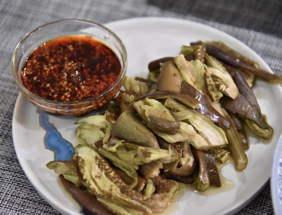 聊个天做道菜001张茜的蒸茄子配川味蘸料