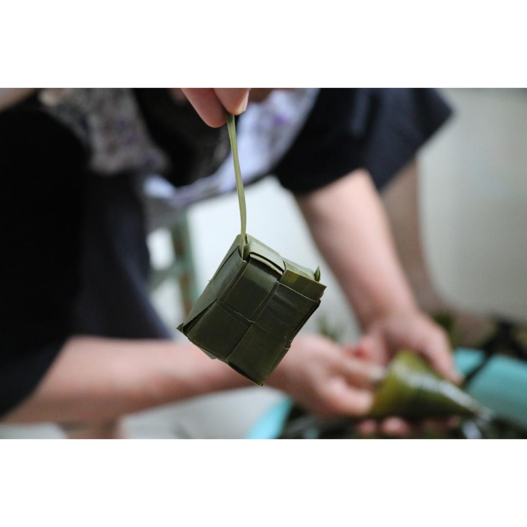 记录70岁老妈包粽子