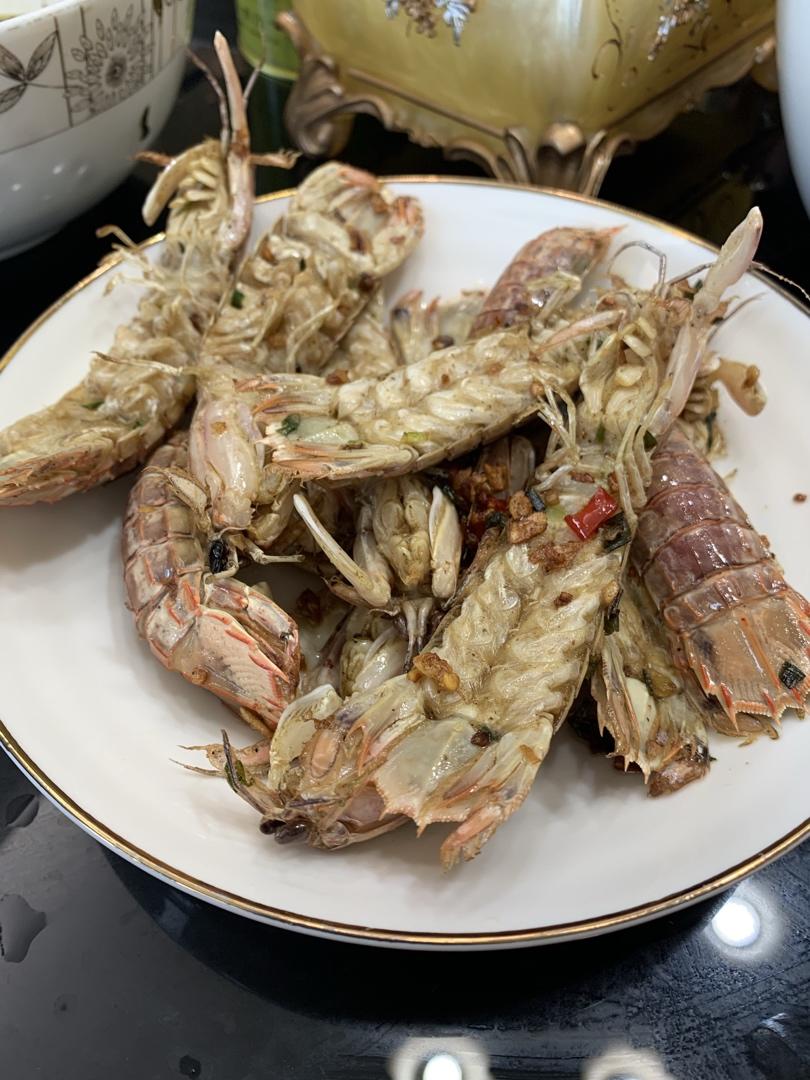 无油炸版的椒盐皮皮虾和巧拨虾壳的方法