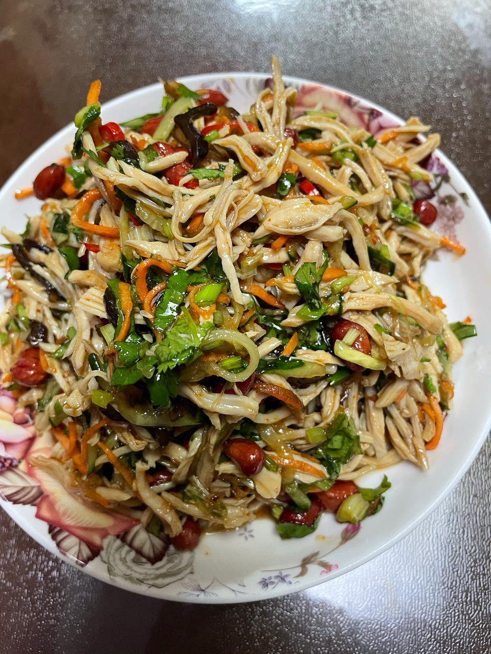 手撕麻辣鸡丝，麻麻辣辣的感觉很夏天