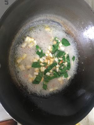 蘑菇鱼饼肉菜面的做法 步骤7