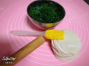 饺子皮版葱油饼的做法 步骤1