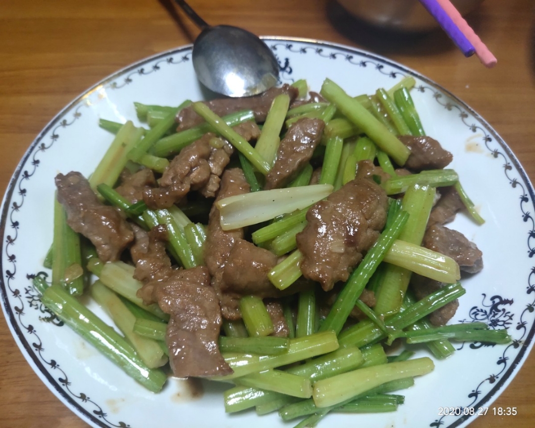 一道营养又美味的家常菜——芹菜炒牛肉的做法