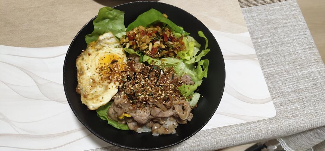 生菜牛肉拌饭