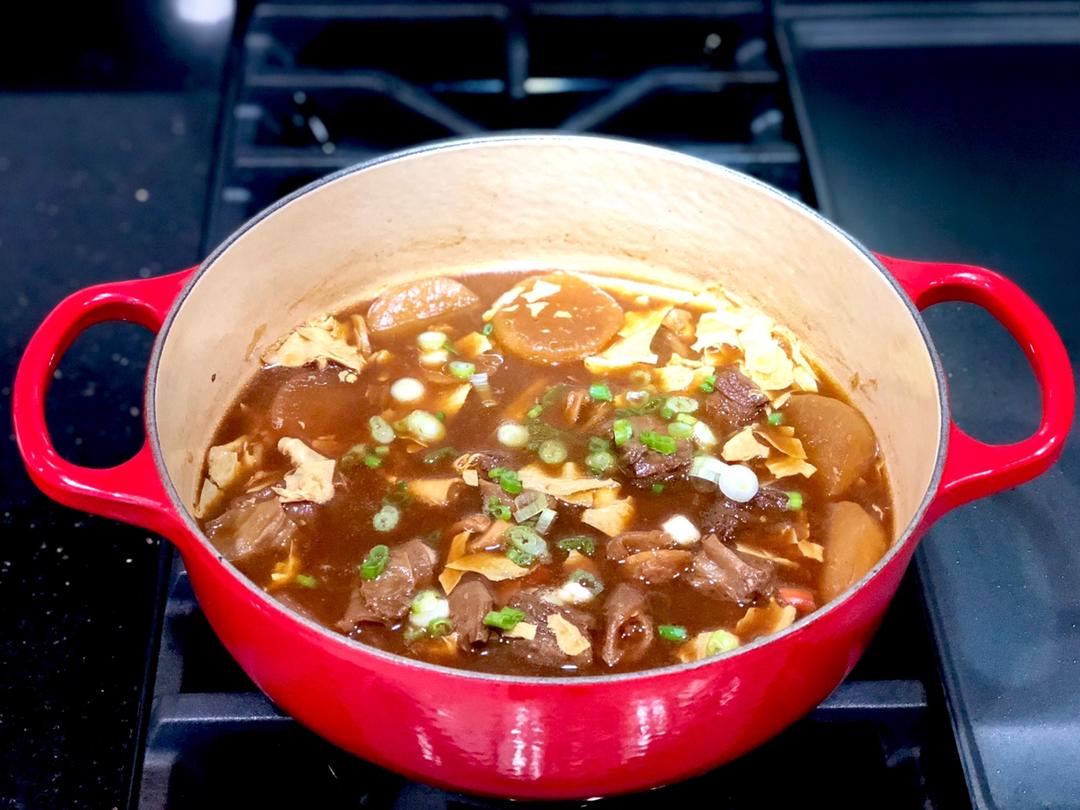 港式柱侯萝卜炆牛腩煲