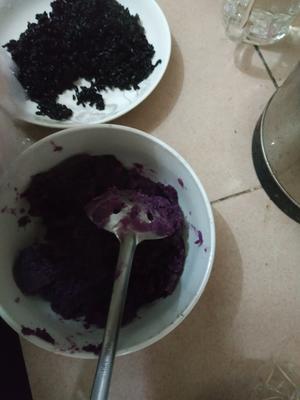 减肥也可以吃的无油低脂超级简易版本紫薯黑米饭团的做法 步骤3