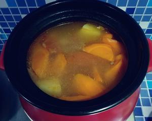 广式靓汤-番茄土豆红萝卜煲脊骨的做法 步骤4