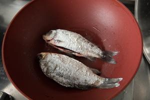 毛豆烧鲫鱼，附美味不粘锅的煎鱼方法的做法 步骤5