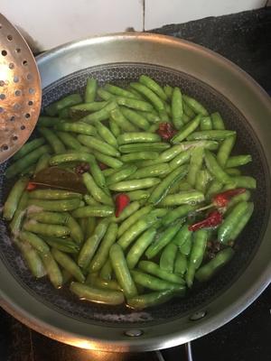 煮完不变黄，颜色翠绿的「五香豌豆荚」的做法 步骤7