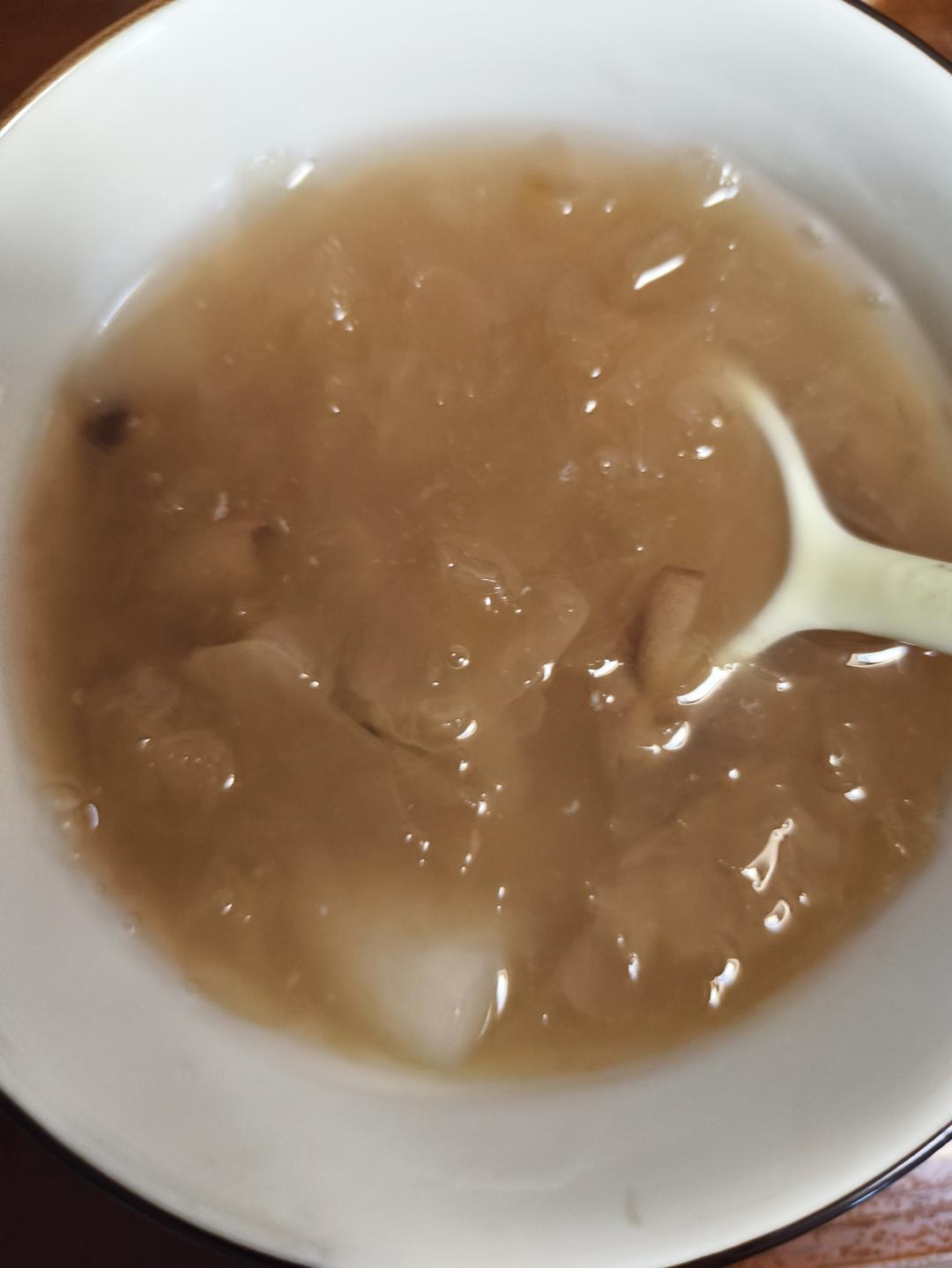 秋季润肺止咳的美食，银耳雪梨汤，软糯易出胶