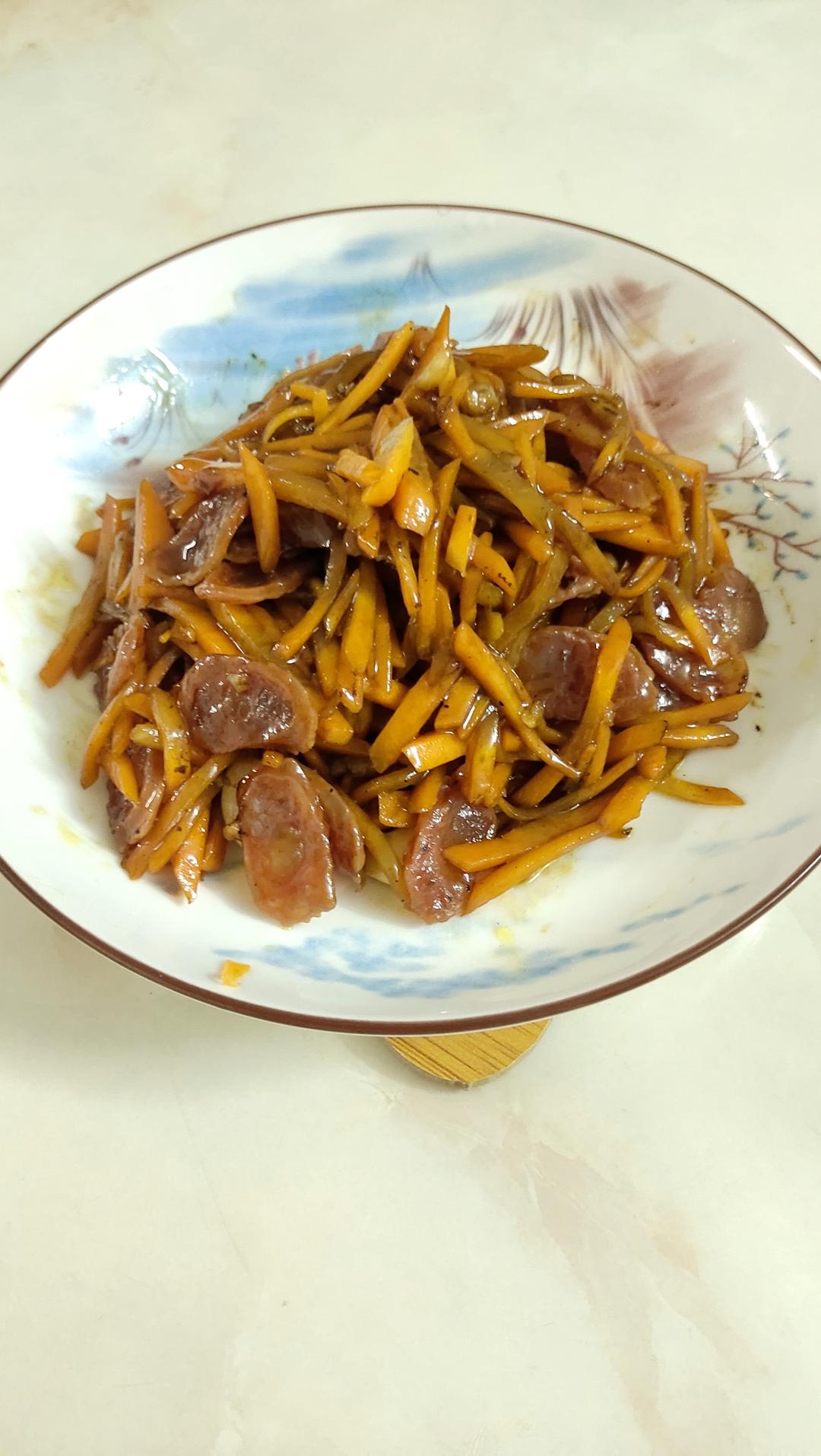 胡萝卜丝炒腊肠的做法