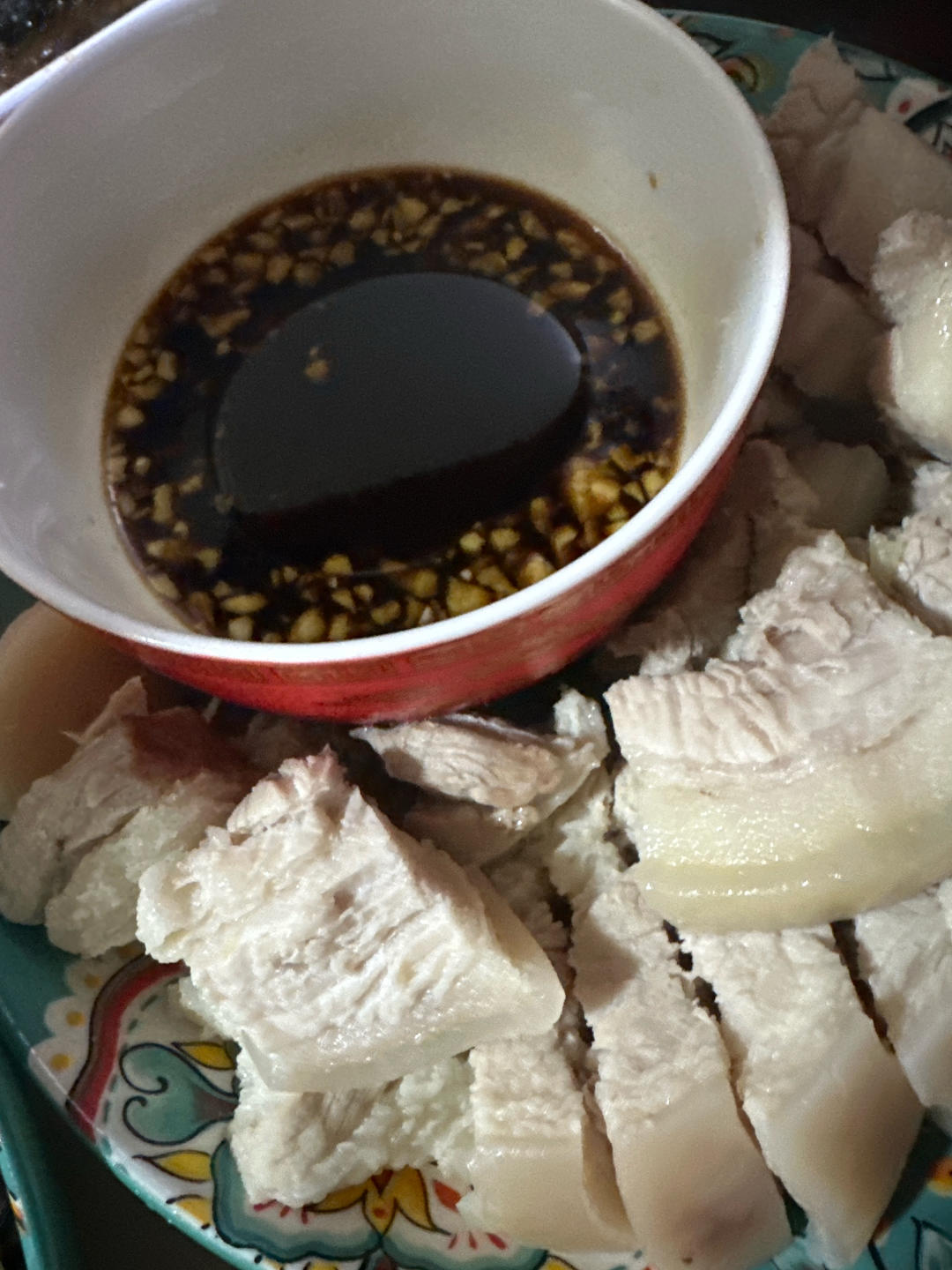 原汁原味的白切五花肉，配上蘸酱堪称一觉