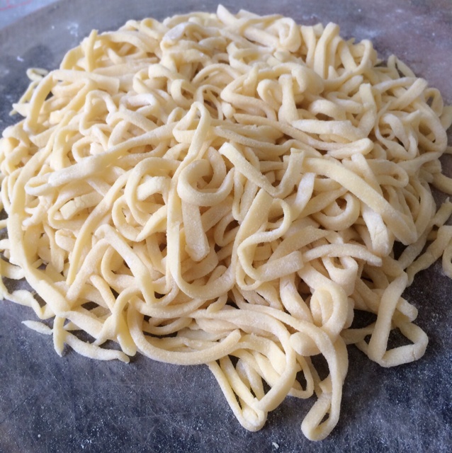 橙色靠垫做的手擀面