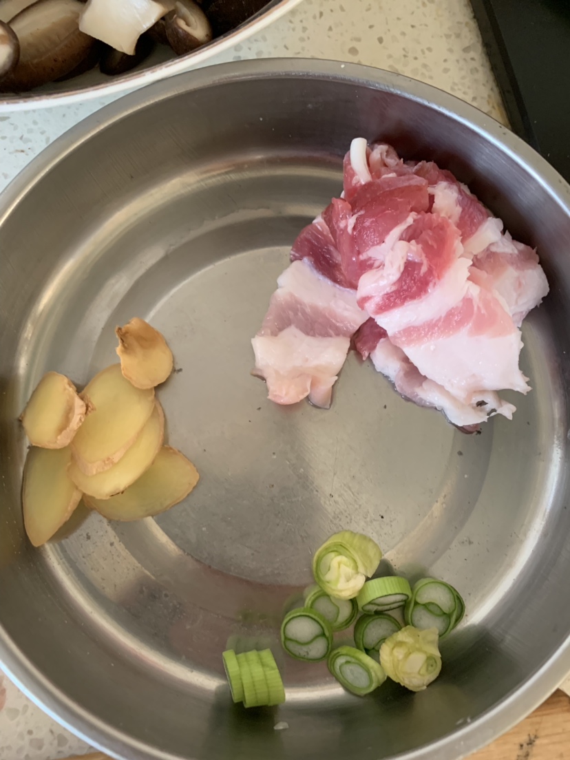 【两人份家常菜】香菇炒肉的做法 步骤2