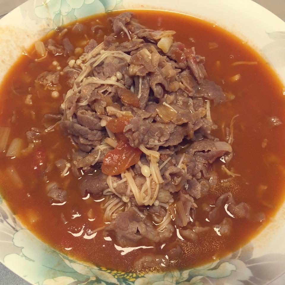 寝室食谱|酸辣番茄金针菇肥牛汤