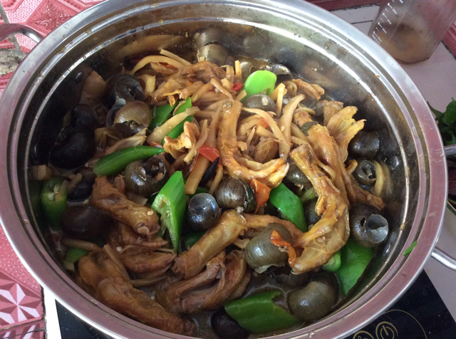 广西特色 家庭版 田螺鸭脚煲