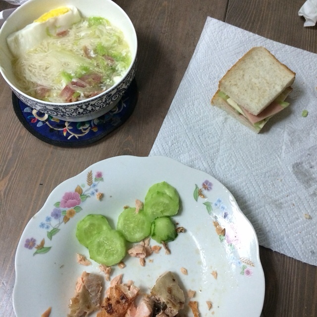 面条+鲑鱼+三明治（早餐）的做法