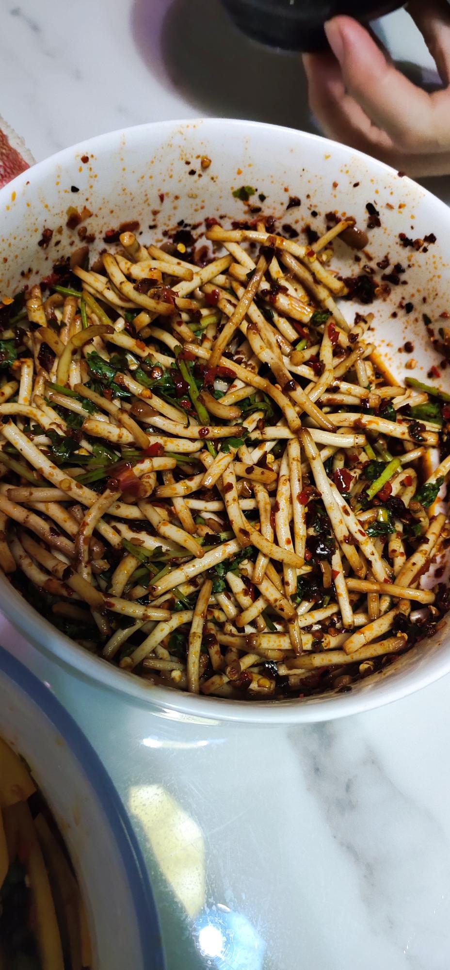 在这段时间采摘的鱼腥草特别的鲜大家都知道鱼腥草又名折耳根,不仅