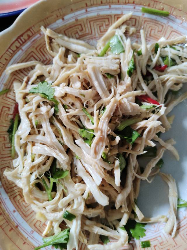 凉拌鸡丝（减肥手撕鸡胸肉）