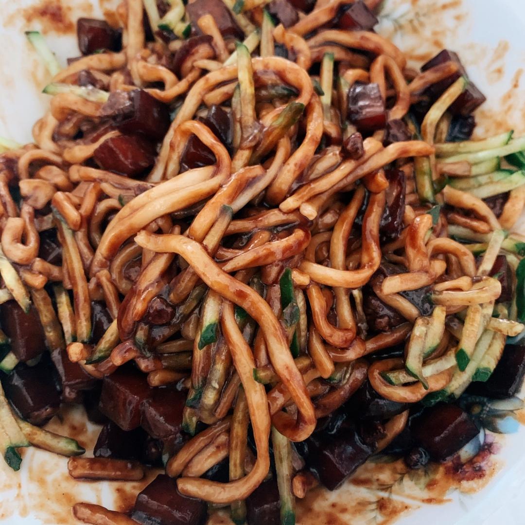 韩剧中黑乎乎的韩式炸酱面