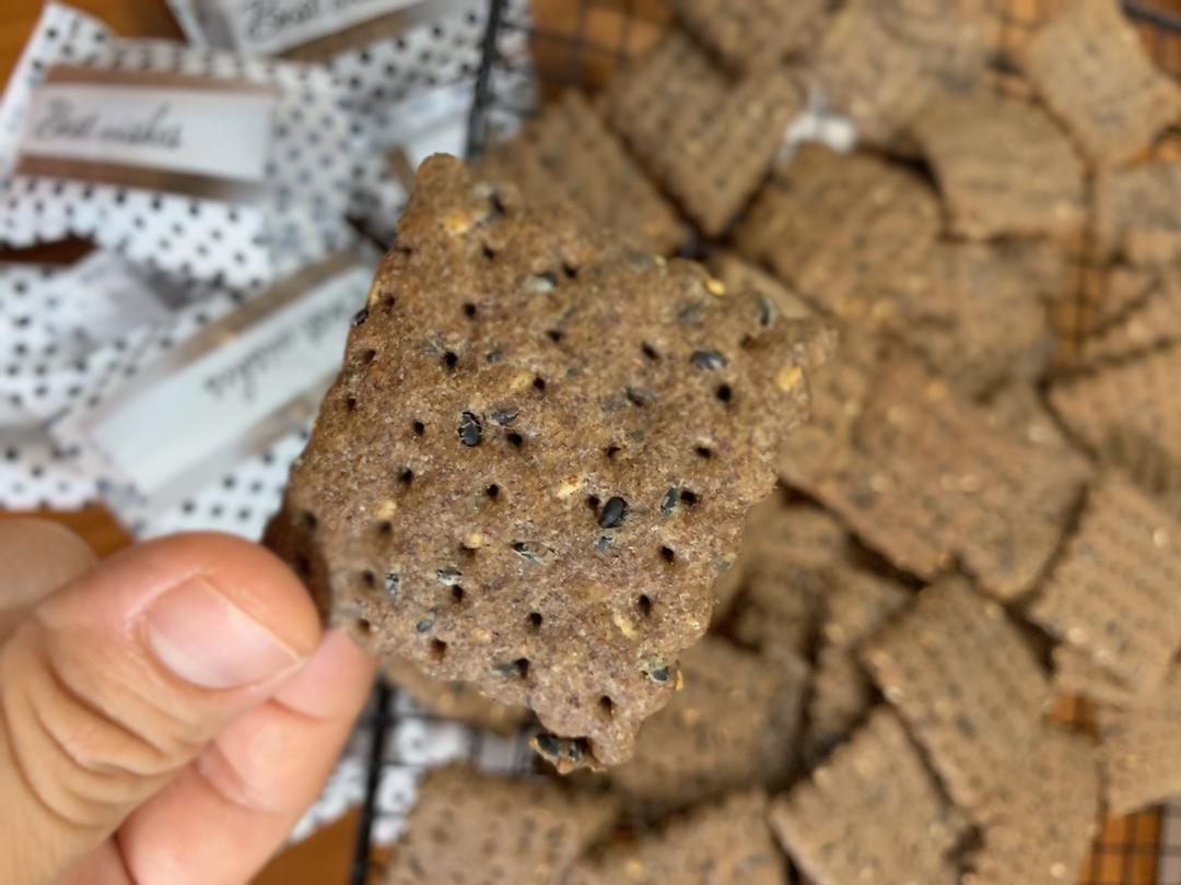 全麦苏打饼干(芝麻咸味饼干，无糖少油，简单健康，健身好搭档)