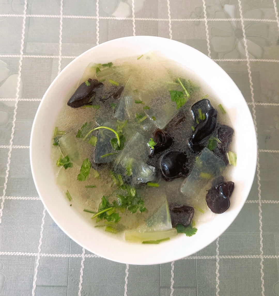 抖音最火刮油神汤：冬瓜木耳香菜汤