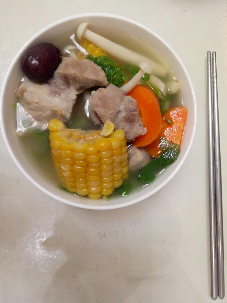 胡萝卜玉米排骨汤