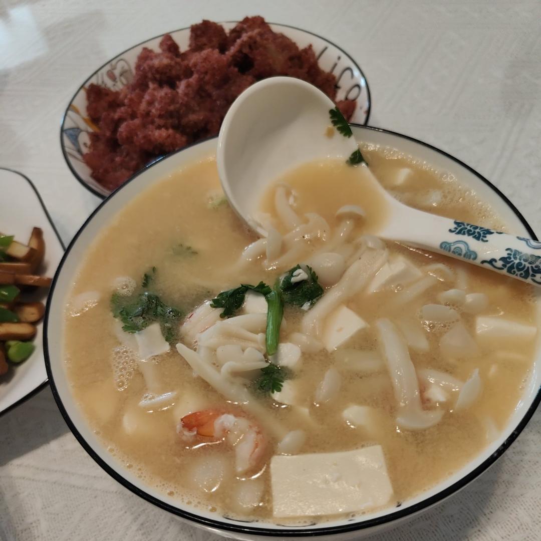 白玉菇鲜虾豆腐汤（咸蛋黄增鲜）
