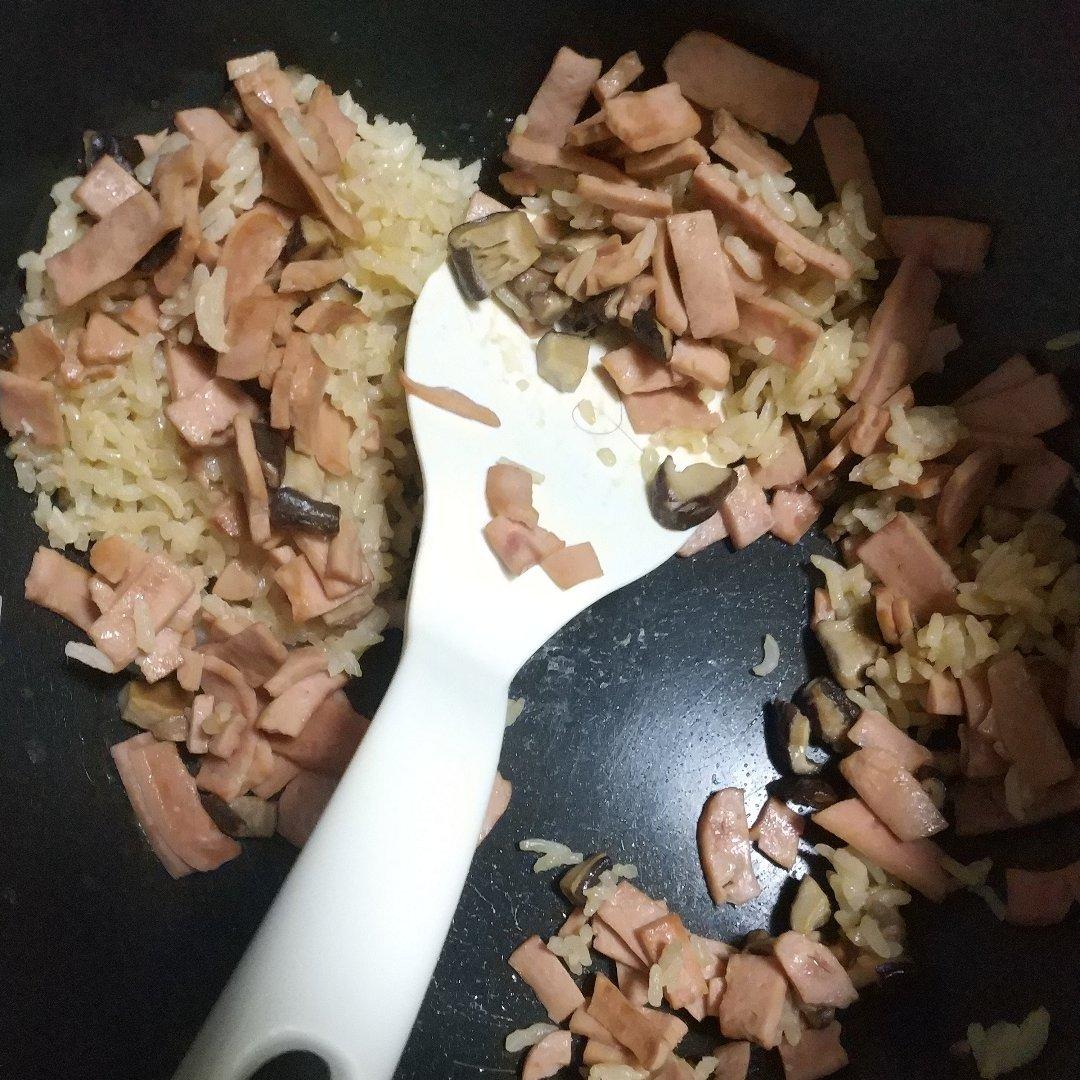 电饭锅版香菇腊肠饭