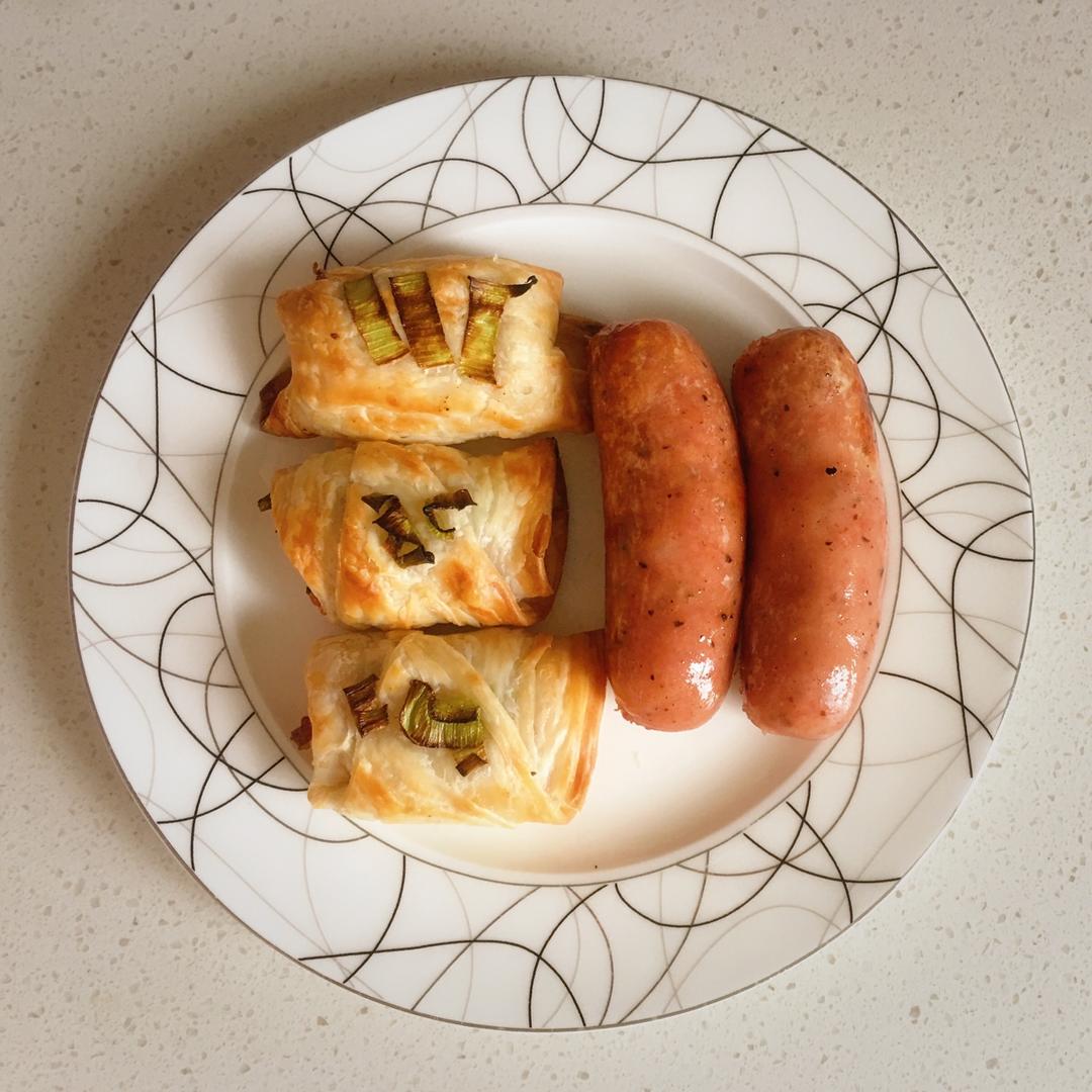 香肠酥皮卷：手抓饼皮还能这样吃，不用和面快速搞定早餐