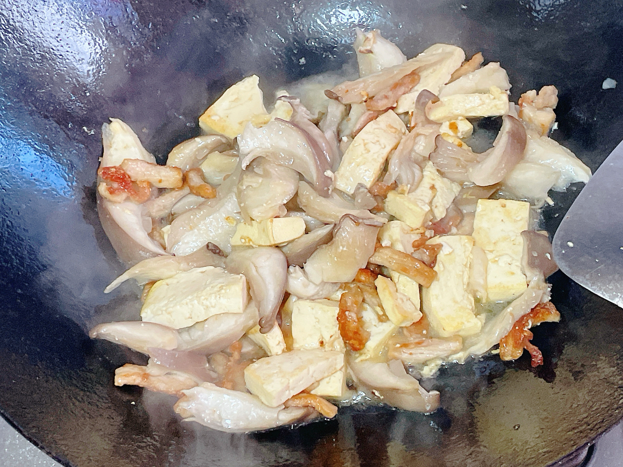 猪肉豆腐蘑菇炒白菜的做法 步骤4