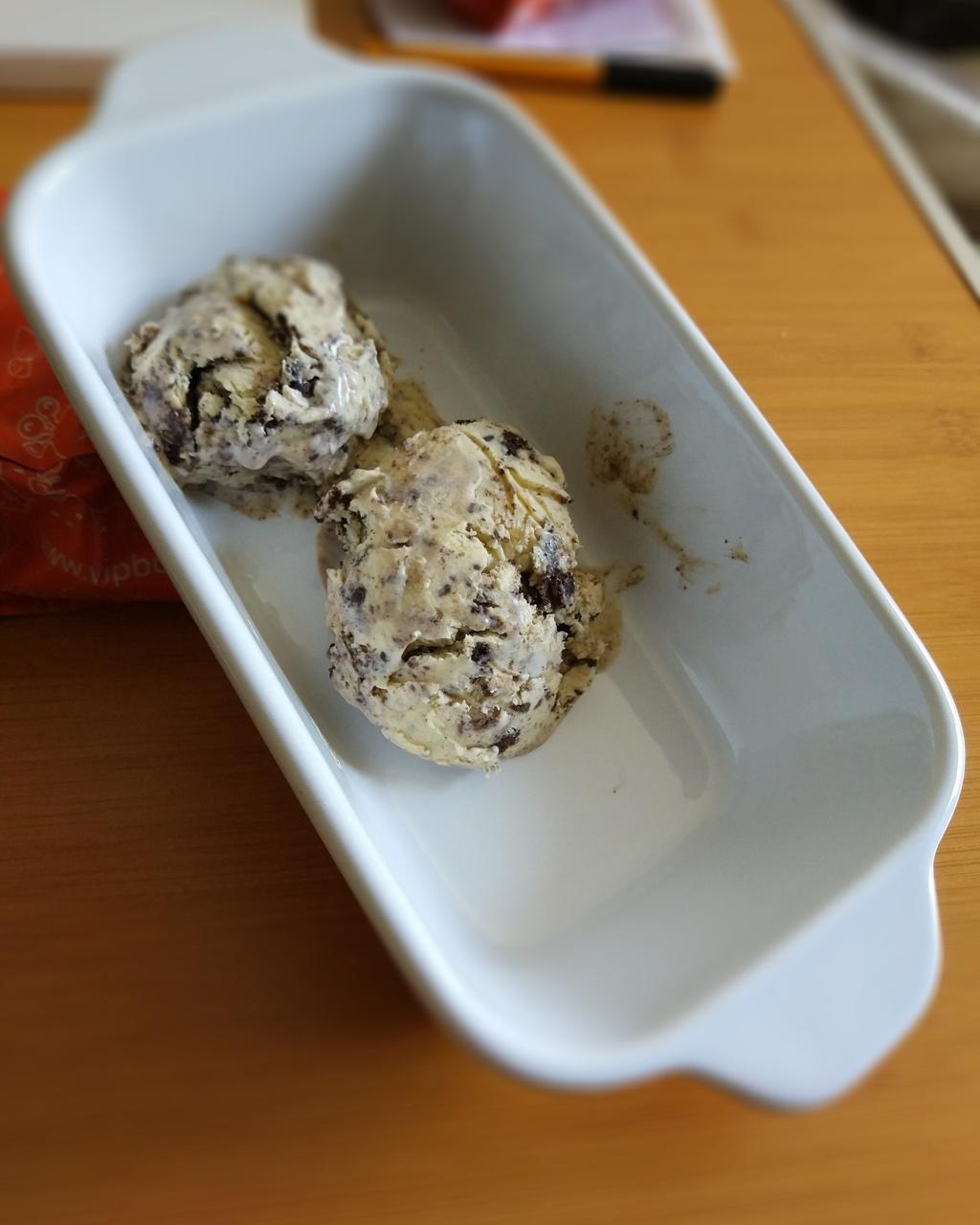 一一华做的朗姆黑加仑冰淇淋 rum raisin ice cream