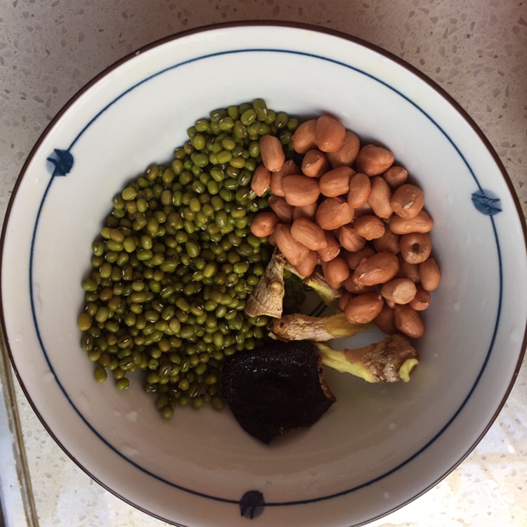 清热解毒乳鸽绿豆汤的做法 步骤2
