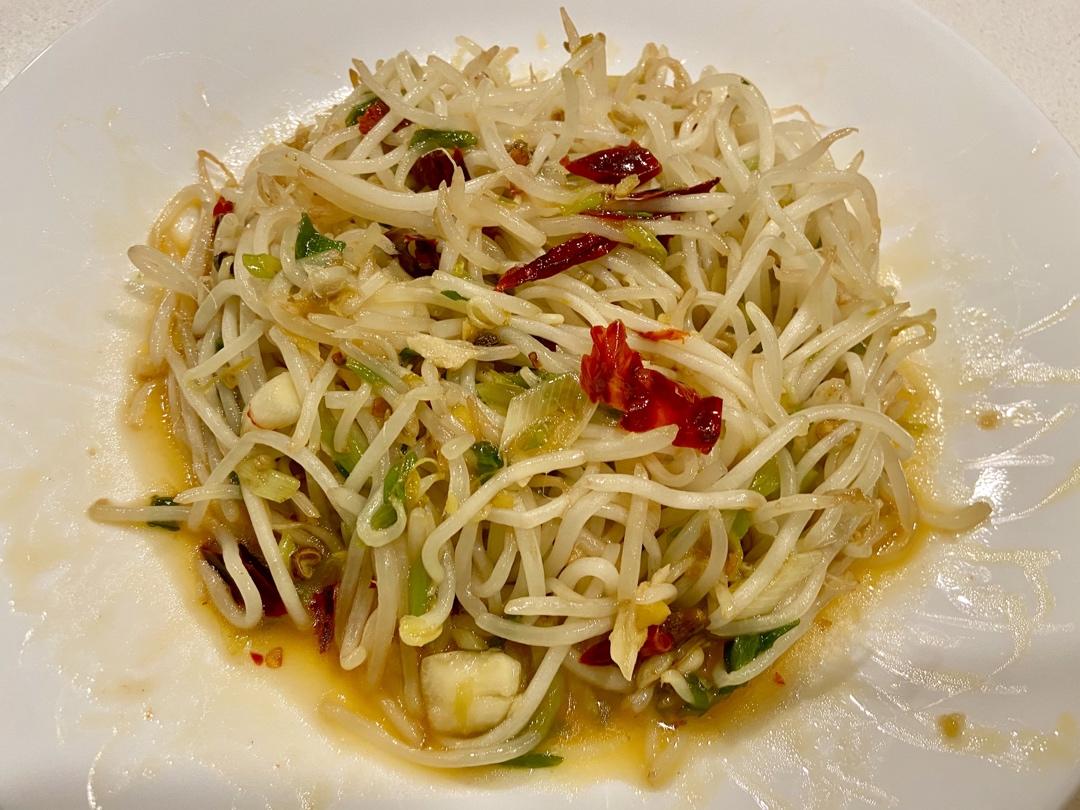 chubbydudu做的厨师长教你:"炝炒绿豆芽"的家常做法,味道非常赞