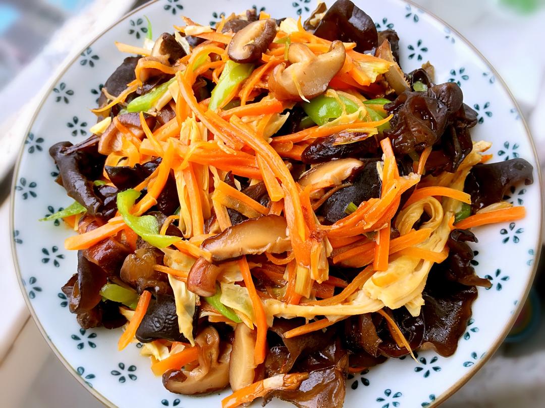 胡萝卜香菇炒木耳