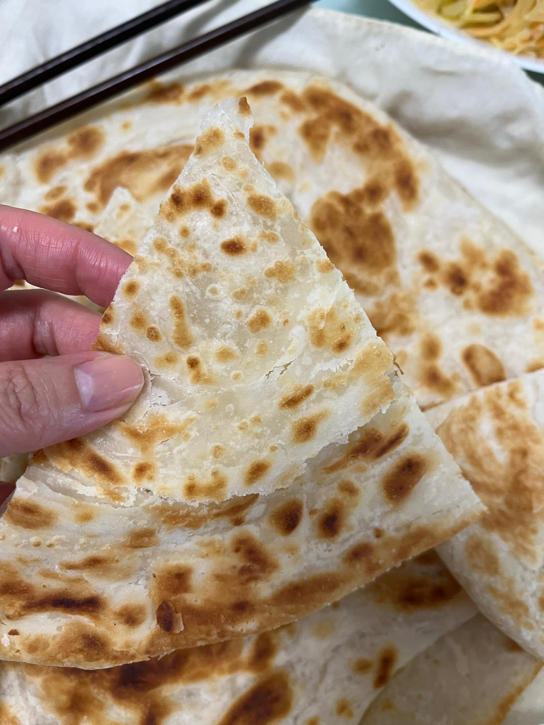烙饼不硬的小窍门 掌握了你也能看出柔软多层凉了不硬的小油饼