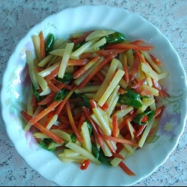 青椒炒胡萝卜土豆丝的做法