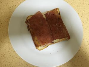 美味肉松火腿煎蛋三明治的做法 步骤7