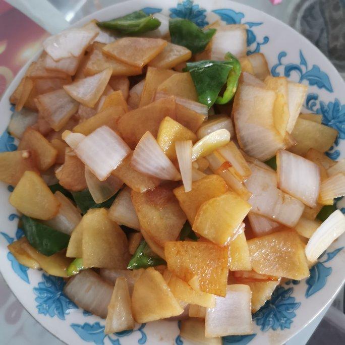 家常小炒：青椒洋葱炒土豆