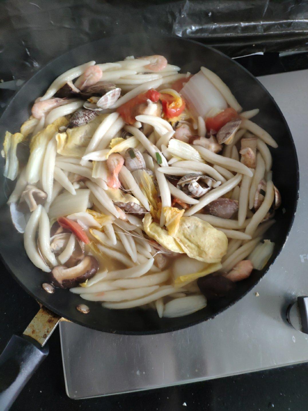 晴雪飞滩做的海鲜面疙瘩 赞 面粉(面疙瘩),生粉(面疙瘩),温水(面疙瘩)