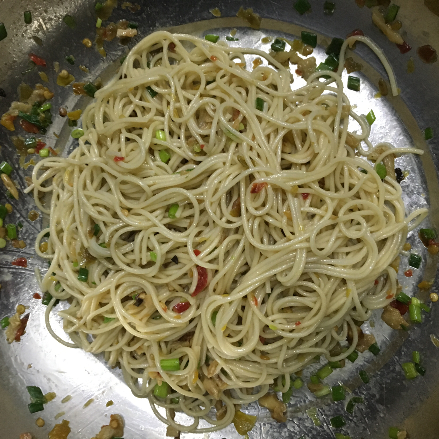 葱爆面—就是汪涵在天天向上里面做的那个啦