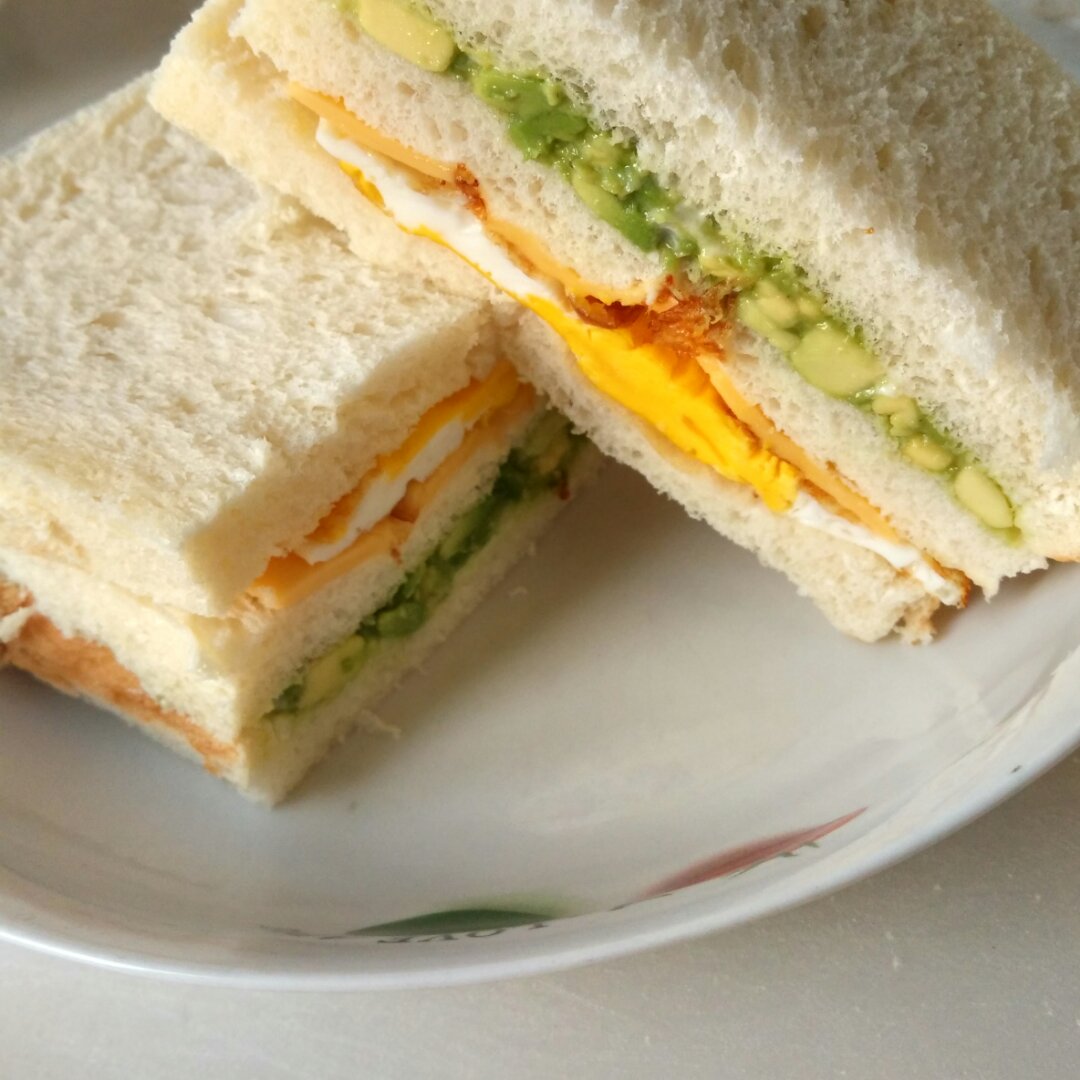 牛油果鸡蛋三明治
